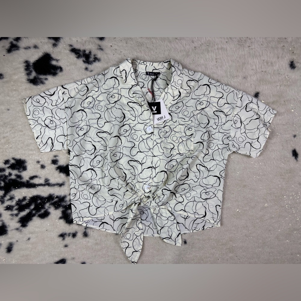 𝅺WOMEN'S Ivory and Black Abstract Print Button Down Short Sleeve Shirt Blouse